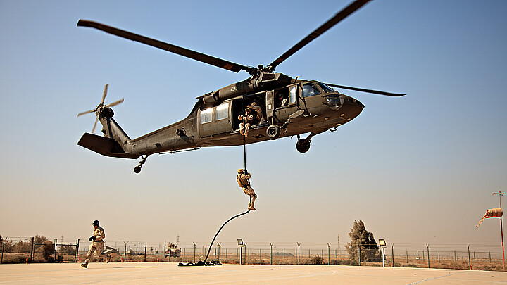 Los EOD de la Marina de los EE. UU. bajan con cuerdas rápidas de un Blackhawk SH-60 en un ejercicio de entrenamiento. 