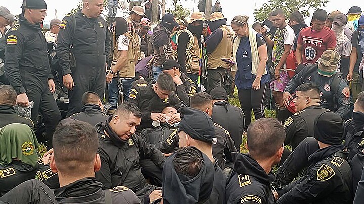 Grupo de policías que permanecen retenidos por un grupo de indígenas en Colombia