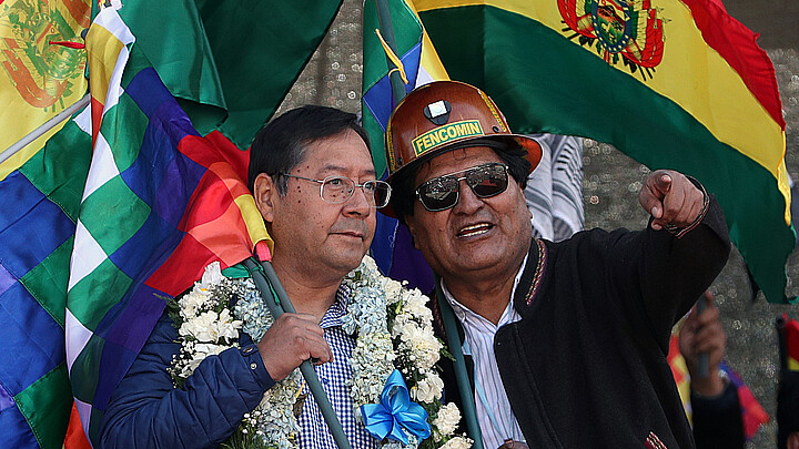 El presidente de Bolivia, Luis Arce (i) junto al expresidente Evo Morales (d)