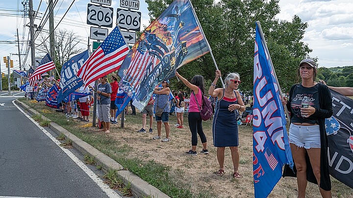 Simpatizantes de Trump se congregan en Mar-a-Lago