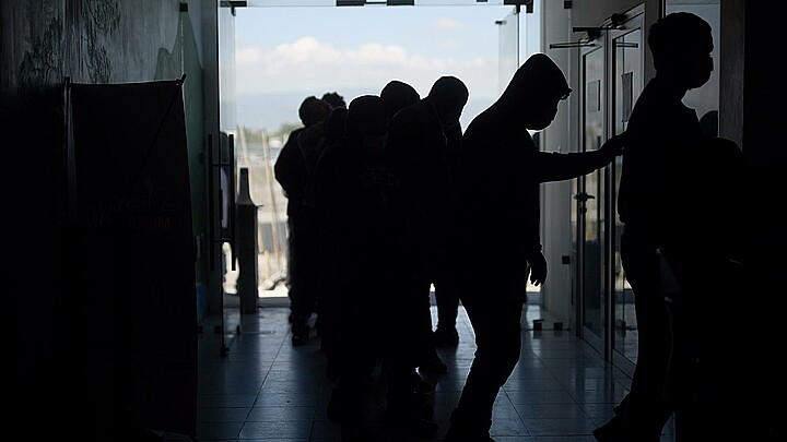 Migrantes llegan al Centro de Recepción de Retornados