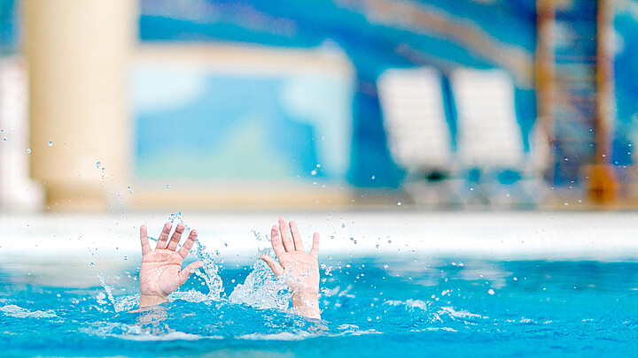 Niño en una piscina