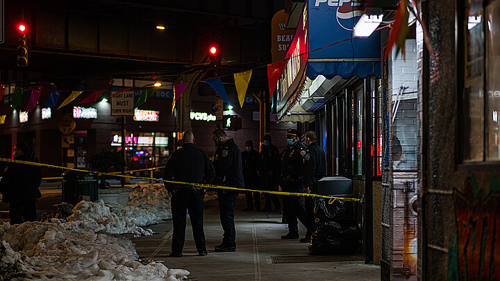 La policía de new york al frente de una tienda