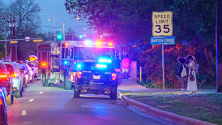 Una patrulla de policía y un camión de bomberos responden a un incidente en Texas