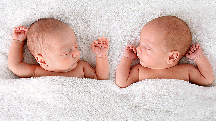 Los bebés son tan parecidos que ni los padres los diferencian 