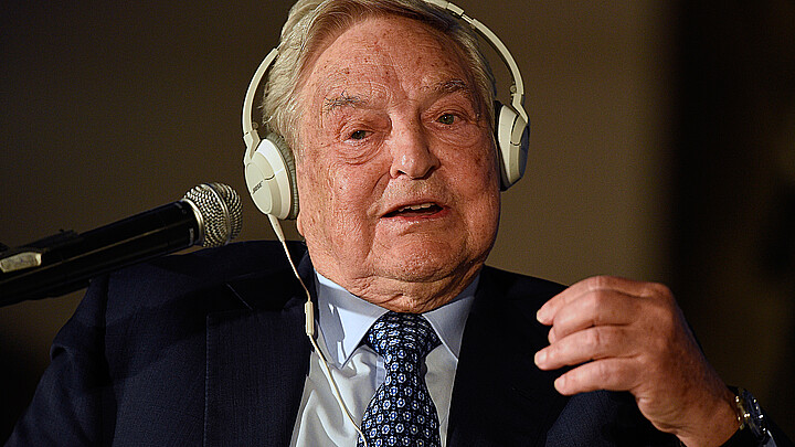George Soros, el multimillonario, inversionista y filántropo estadounidense nacido en Hungría, habla durante una reunión política y financiera.
