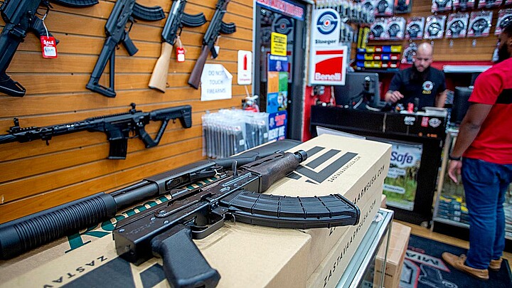 Jueces ratifican ley que impide comprar armas antes de los 21 años en Florida