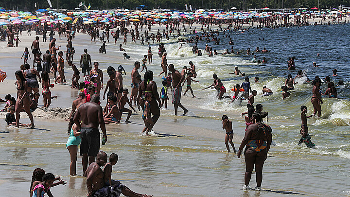 Personas disfrutan el día cálido en la playa de Flamengo, en Río de Janeiro (Brasil)