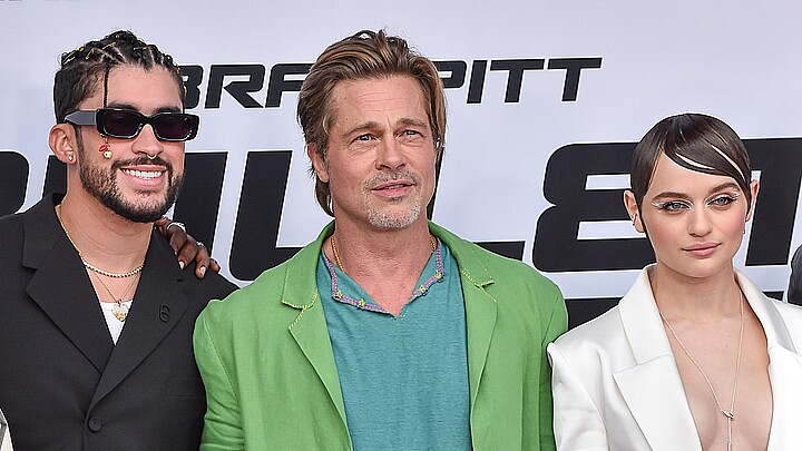 Bad Bunny, Brad Pitt y Joey King en el estreno de Hollywood de "Bullet Train", el 1 de agosto de 2022