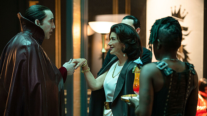 Nicolas Cage como Drácula y Shohreh Aghdashloo (c) como Bella-Francesca Lobo, durante una escena de la película "Renfield"