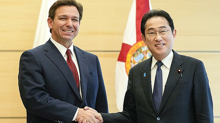 El gobernador de Florida, Ron DeSantis (I), y el primer ministro japonés, Fumio Kishida (D), en Tokio.