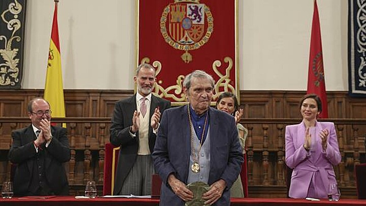 El poeta venezolano Rafael Cadenas recibe el Premio Cervantes 2023 de manos del rey Felipe VI