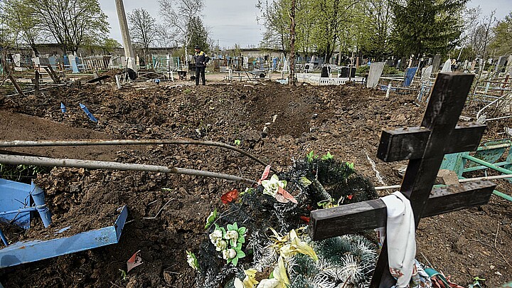 Imagen del cementerio ucraniano de Kramatorsk después de haber sido bombardeado este martes por fuerzas rusas