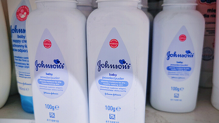 Johnson & Johnson pagará $8.9 mil millones por demandas de cáncer causado supuestamente por su polvo de talco