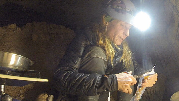 Captura de video en la que se puede ver a Beatriz Flamini, deportista de élite, alpinista y escaladora, que está a punto de cumplir el reto de permanecer quinientos días dentro de una cueva ubicada en la provincia de Granada