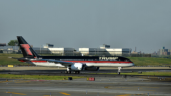 Avión Boeing 757 con el logotipo de Donald Trump