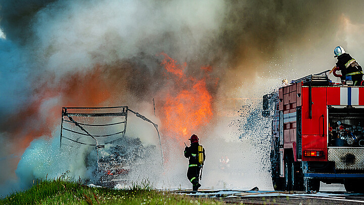 Bombero apagando incendio