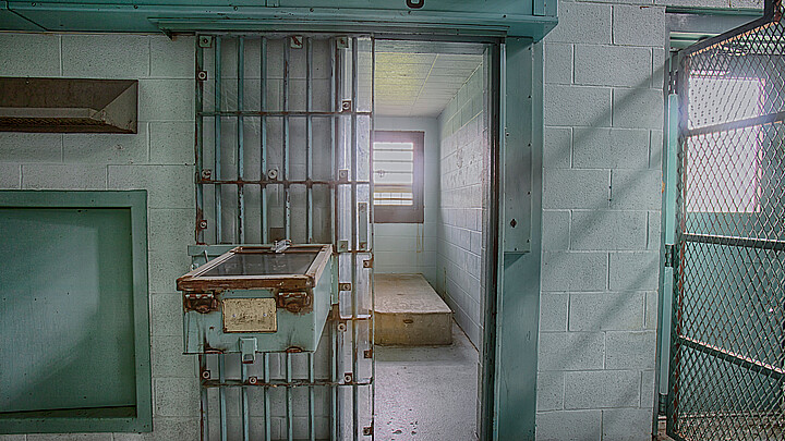 Hombre esquizofrénico murió de desnutrición tras permanecer desnudo y solo en una celda durante 20 días