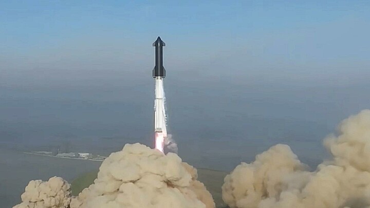 Fotograma de la transmisión del lanzamiento del cohete Starship desde Boca Chica, Texas