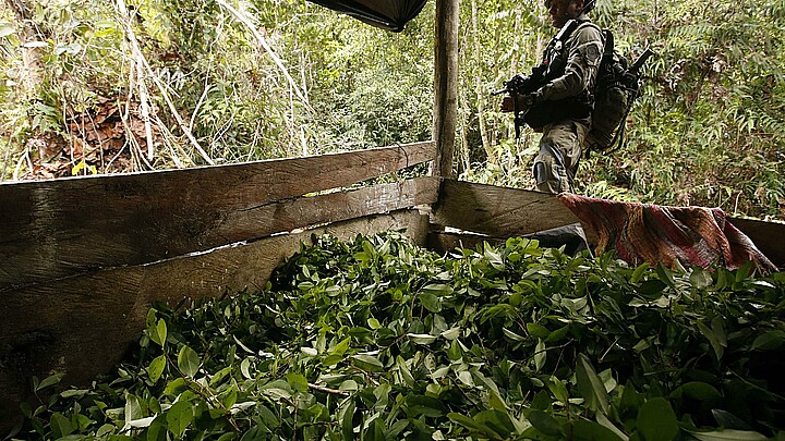 Un comando jungla del ejército de Colombia vigila un laboratorio de procesamiento de pasta de coca