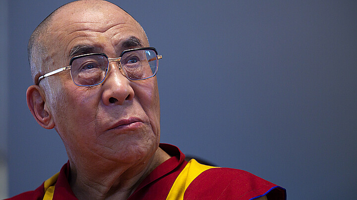 Líder tibetano en exilio defiende al dalái lama después de que le pidiera a un niño que le "chupe" la lengua