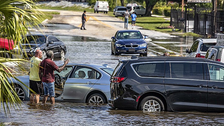 Varios coches quedaron atrapados en una calle inundada de Fort Lauderdale.