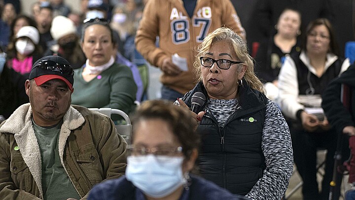 Fotografía de archivo donde aparecen varias personas de origen hispano. 