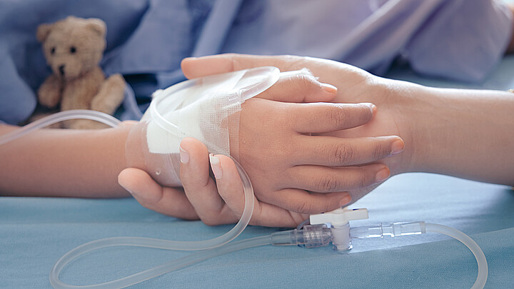 Madre sosteniendo la mano de un niño en un hospital