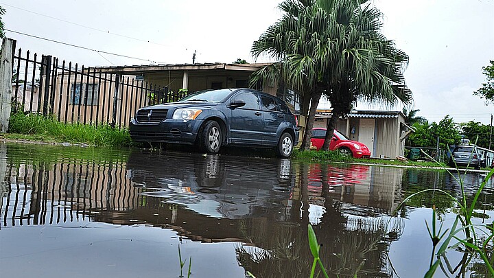 Vista de una calle inundada en el parque de tráilers ubicado en North Beach, Miami