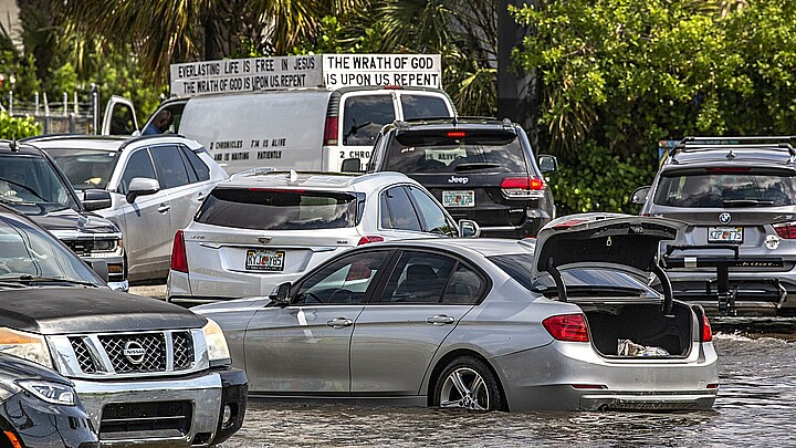 Vehículos quedaron atascados en una calle inundada en Fort Lauderdale