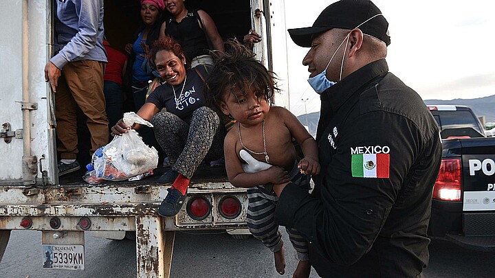 La caja del tráiler en la que estaban, detalló el instituto, cuenta con estructuras tubulares y tablones para acondicionar un segundo piso "a fin de transportar un mayor número de migrantes extranjeros"