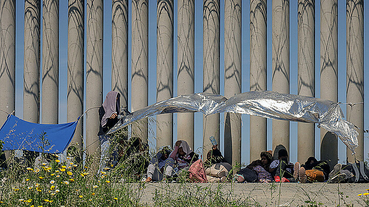 Migrantes en un campamento junto al muro fronterizo, el 11 de abril de 2023, en Tijuana, Baja California (México).