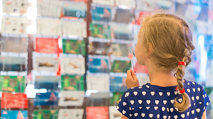 Niña en una tienda