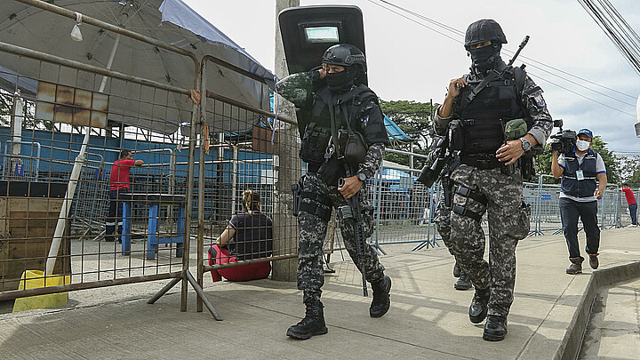 Militares y policías custodian los exteriores y interior de la Penitenciaría del Litoral tras el enfrentamientos