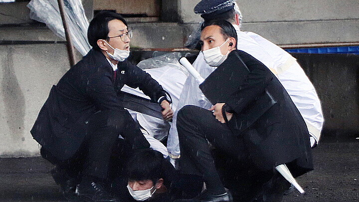 Agentes de policía arrestan a un hombre sospechoso de haber arrojado explosivos cuando el primer ministro japonés, Fumio Kishida