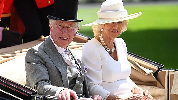 El rey Carlos III del Reino Unido (i), junto a su esposa, Camila, en una fotografía de archivo. 
