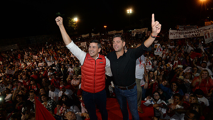 El candidato a la Presidencia de Paraguay por el Partido Colorado oficialista Santiago Peña Palacios (i) y Pedro Alliana