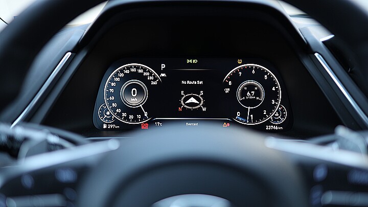 Coche con velocímetro, cuentakilómetros y brújula