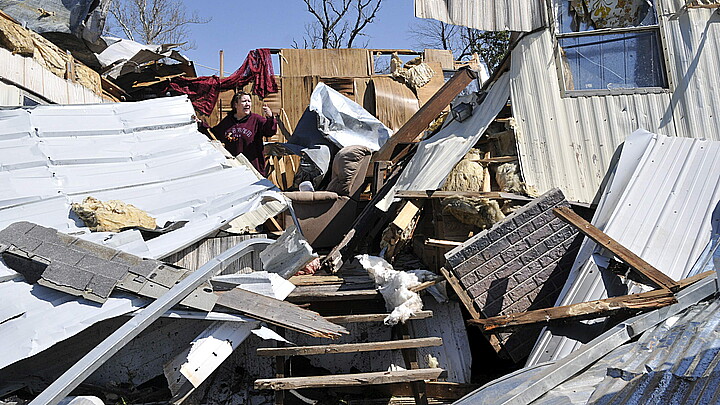 Tormenta "destructiva" con tornados deja varios muertos en el centro de EEUU