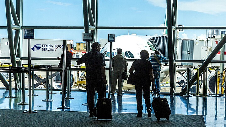 Viajeros en un aeropuerto