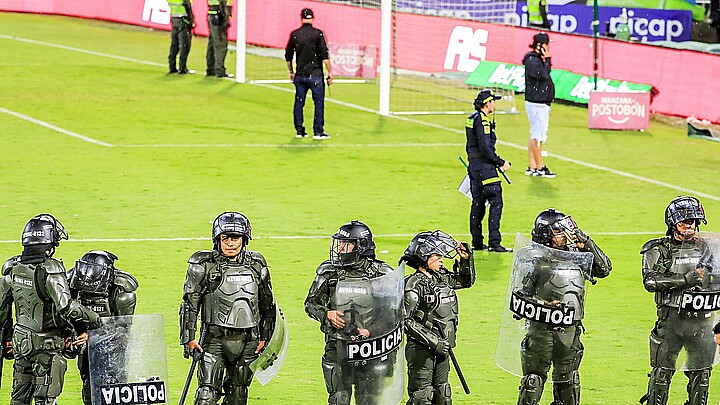 Policía de Colombia en el césped del estadio de fútbol 