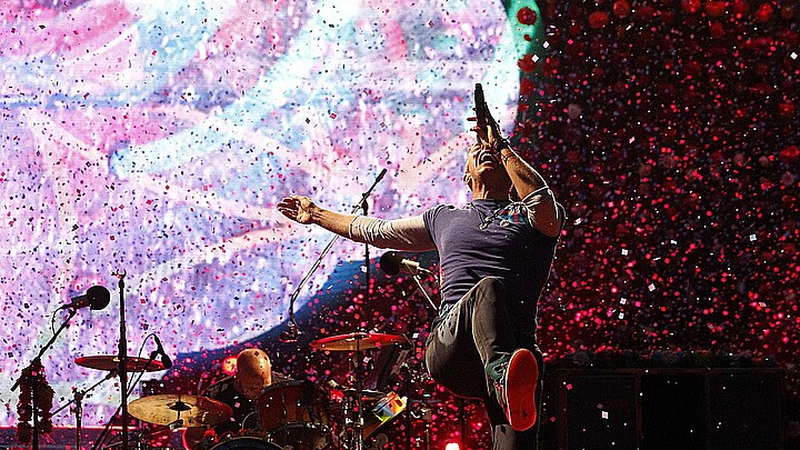 El líder del grupo británico Coldplay, Chris Martin, durante el concierto en Barcelona
