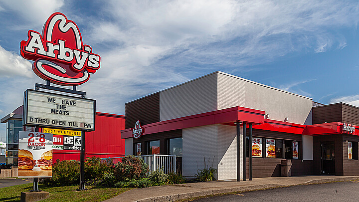 Descubren un cadáver dentro del congelador de un restaurante de comida rápida Arby's