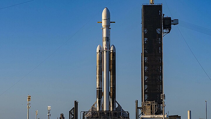 El cohete Falcon que lleva la misión ViaSat-3 Americas instalado en la plataforma de lanzamiento LC-39A en Cabo Cañaveral, Florida.