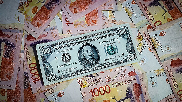 Billetes de 1 mil pesos argentinos debajo de 100 dólares