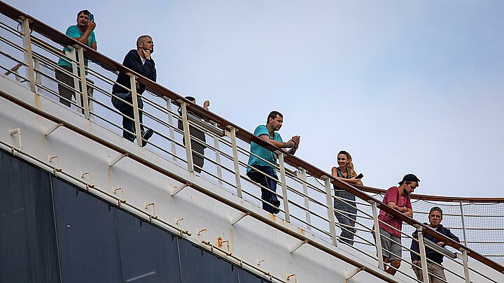 Los guardacostas de EEUU buscan a un hombre que cayó de un crucero frente a Florida