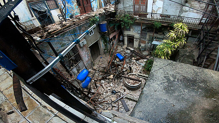 Derrumbe parcial de balcones en viviendas de La Habana Vieja  