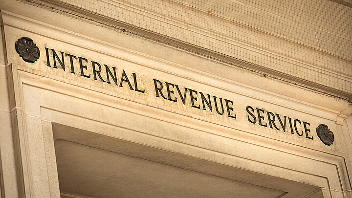 Represalias contra informante del IRS