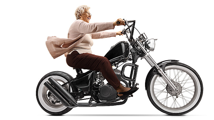 Bisabuela celebra su 90 cumpleaños en una Harley, cortesía de una "pandilla" de motociclistas
