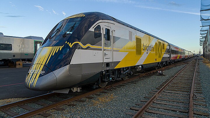 Uno de los trenes de alta velocidad de la compañía ferroviaria privada Brightline que comenzarán a partir de agosto a circular entre Miami y Orlando